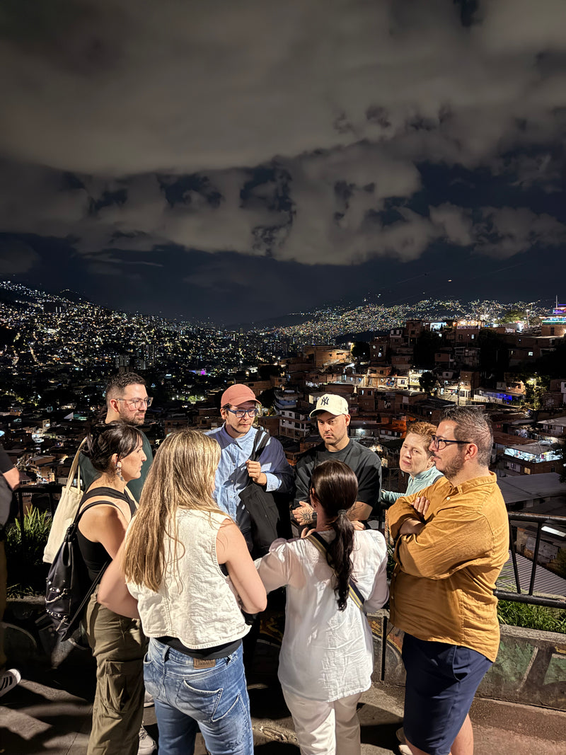 Andar Medelín, amarla y pensarla criticamente